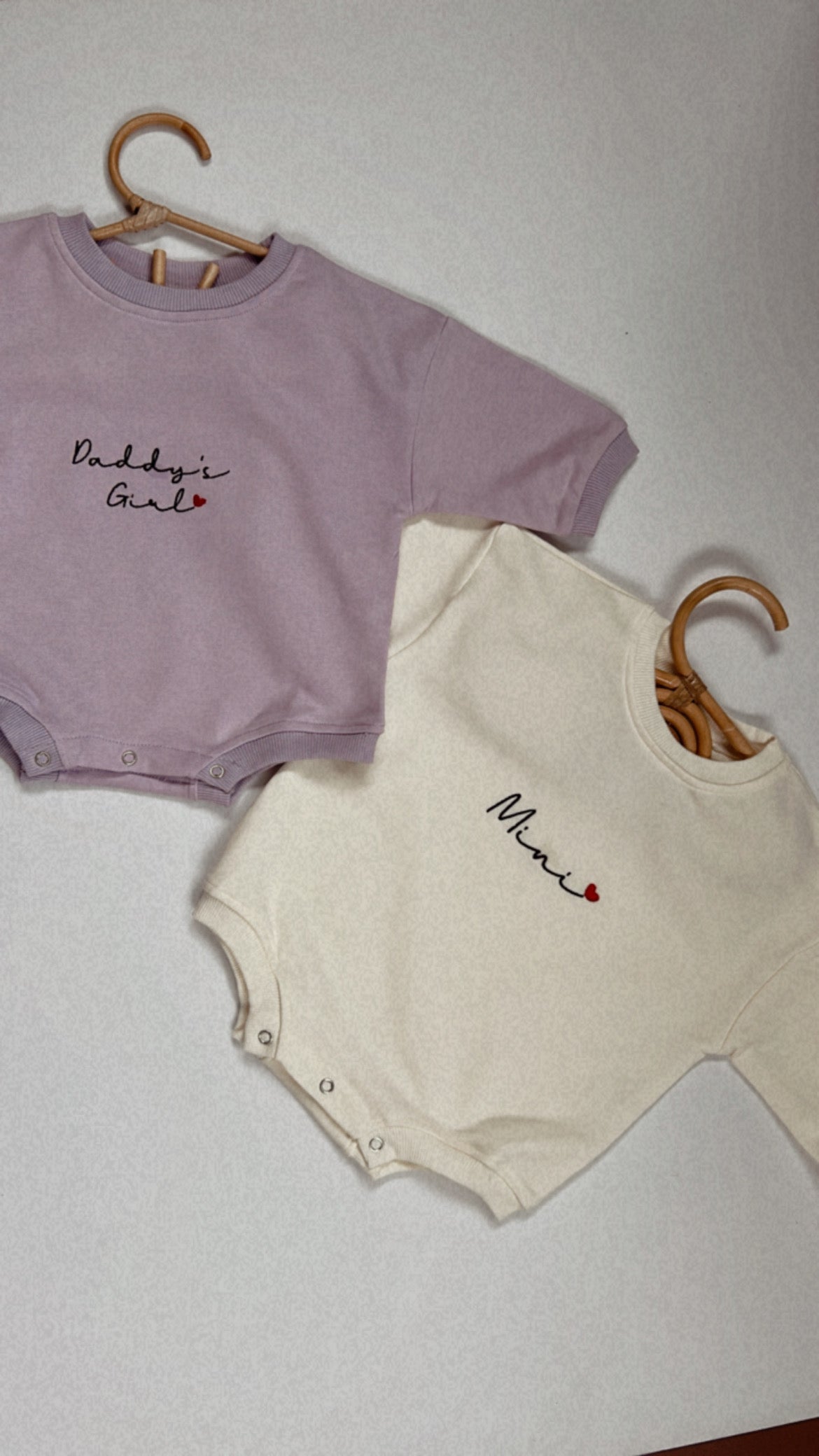 Pagliaccetto dedica – Personalizzato con ricamo