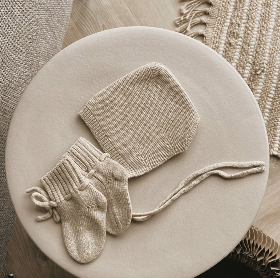 Cappellino e babbucce in lana Merino – morbidezza e calore per i primi mesi