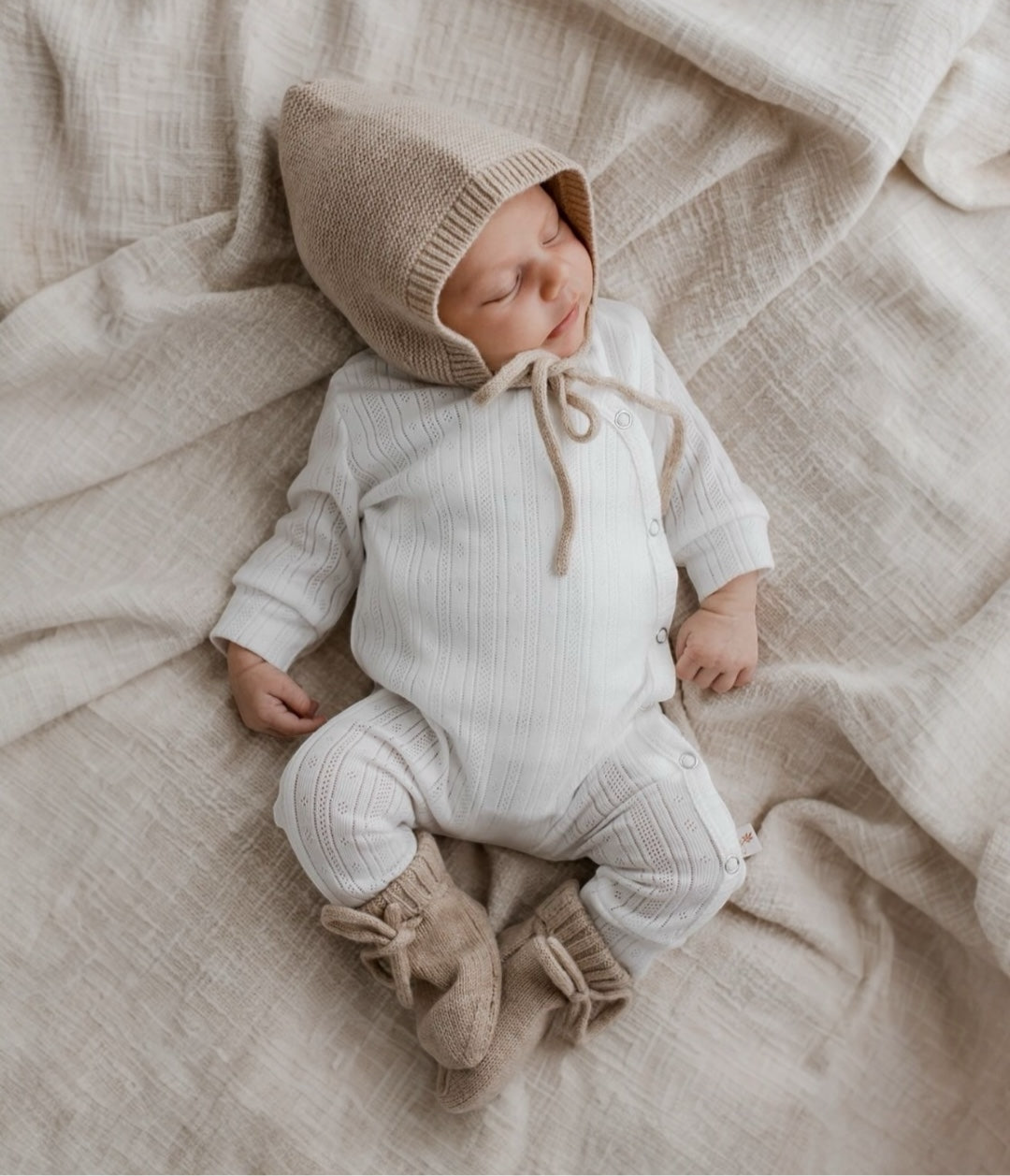 Cappellino e babbucce in lana Merino – morbidezza e calore per i primi mesi