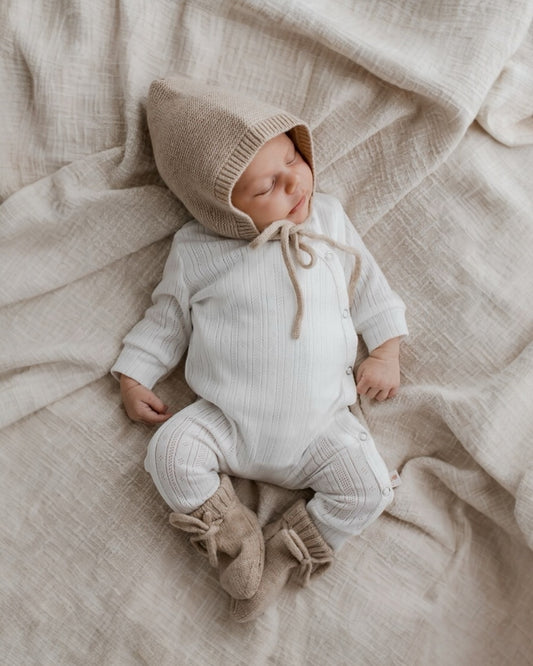 Cappellino e babbucce in lana Merino – morbidezza e calore per i primi mesi