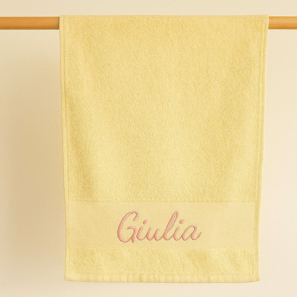 asciugamano per l'asilo giallo ricamato con nome
