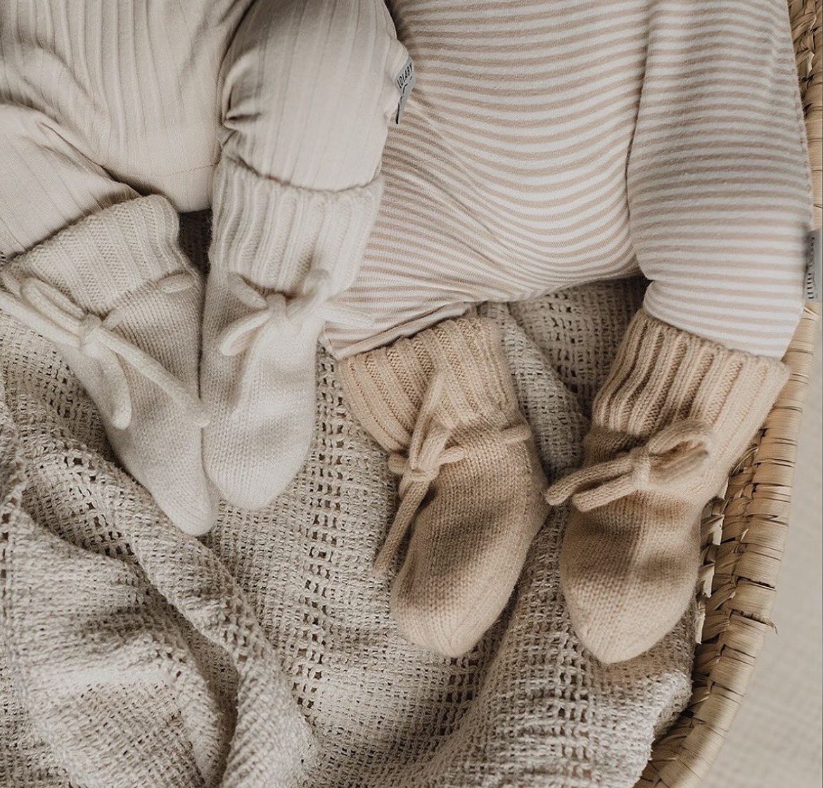babbucce per neonati in lana merino bianche o sabbia