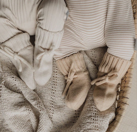 babbucce per neonati in lana merino bianche o sabbia