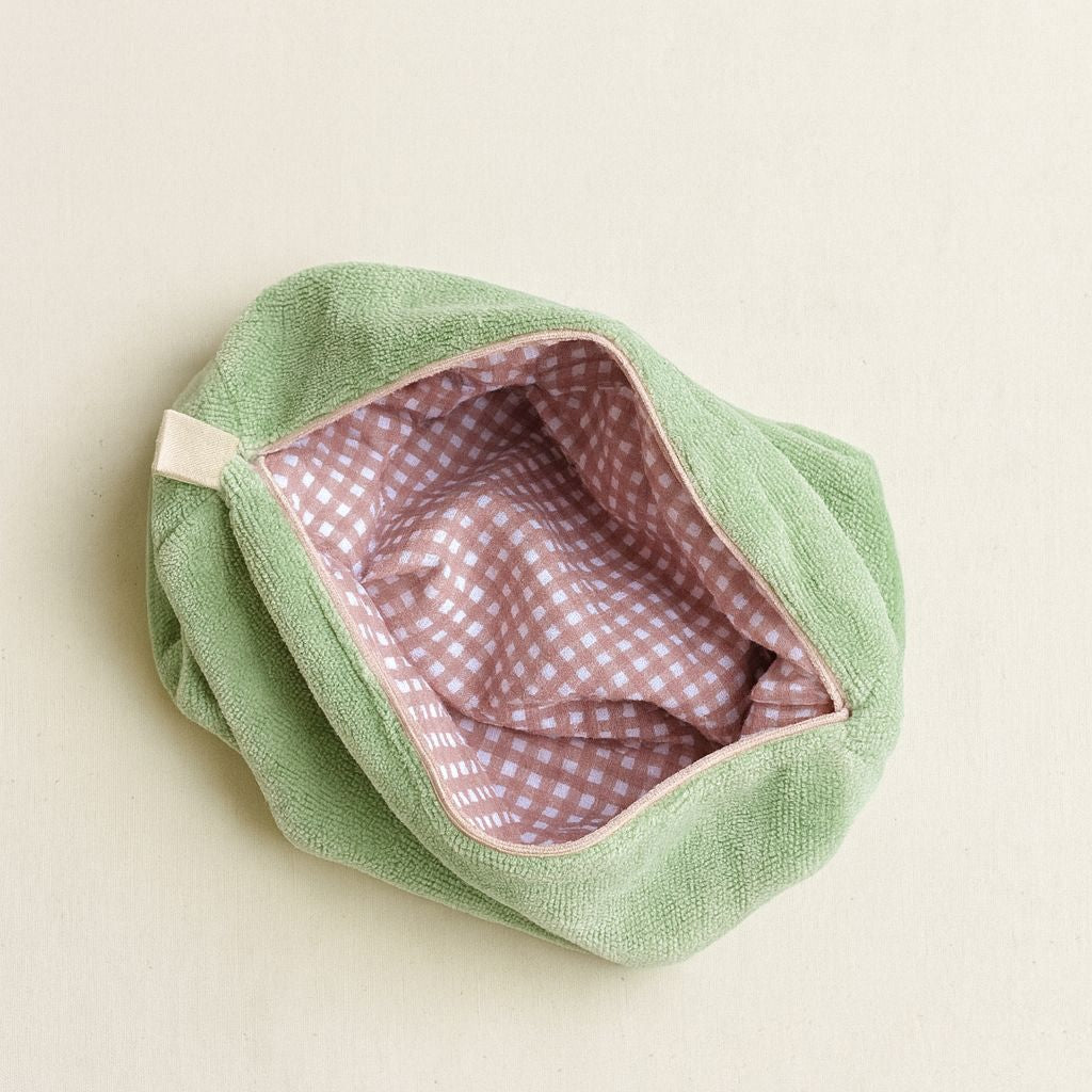 dettaglio dell'interno del beauty in spugna di bamboo rivestito in cotone fantasia vichy variabile a seconda del colore esterno