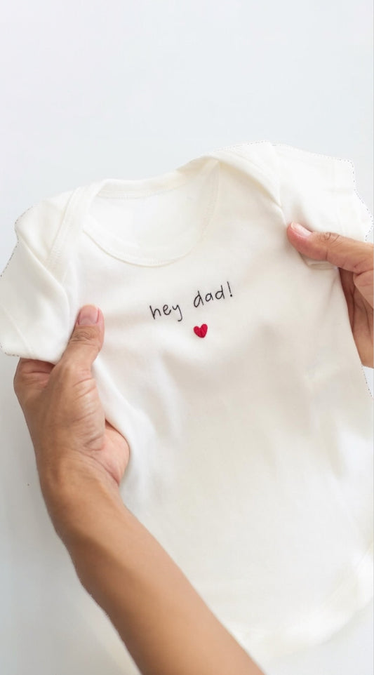 body bianco a manica corta per neonati e bimbi fino ai 2 anni personalizzabile con nome, disegno o frase ricamata