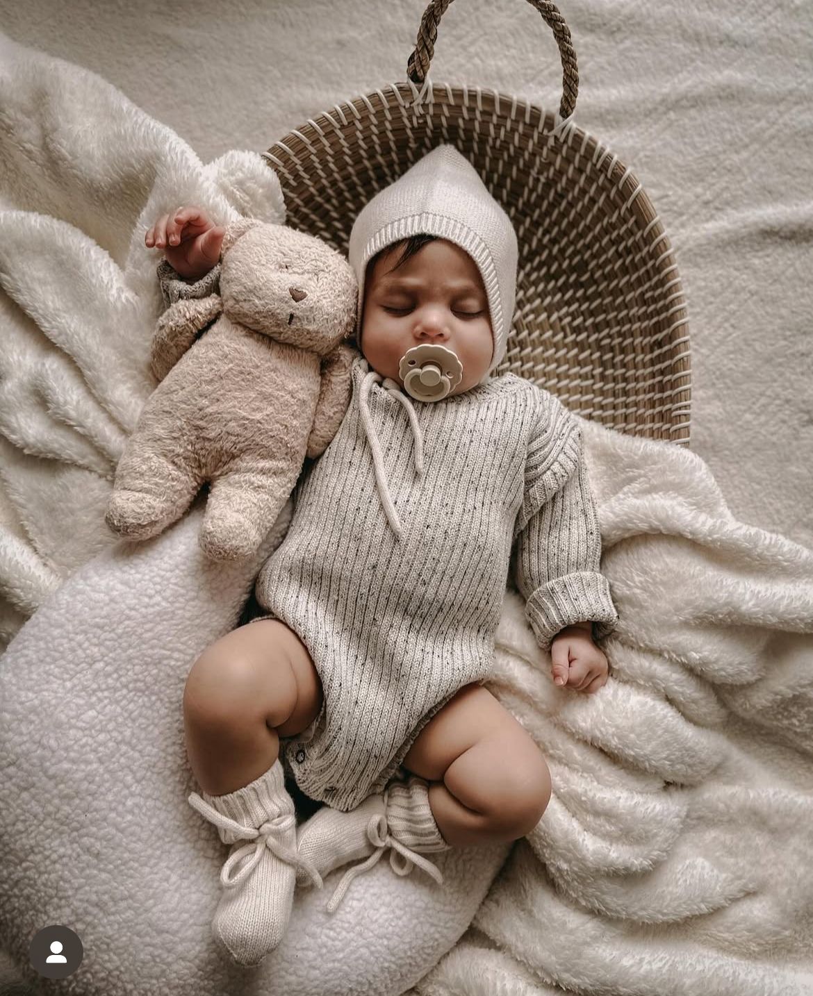 neonato con cappellino in lana merino a cuffia con laccetto al collo