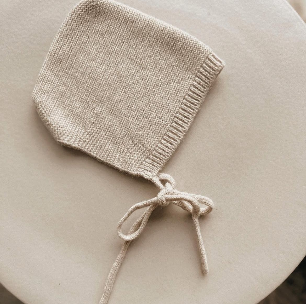 cappellino in lana merino color sabbia per neonati con laccetto