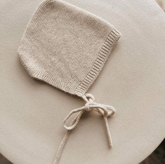 cappellino in lana merino color sabbia per neonati con laccetto