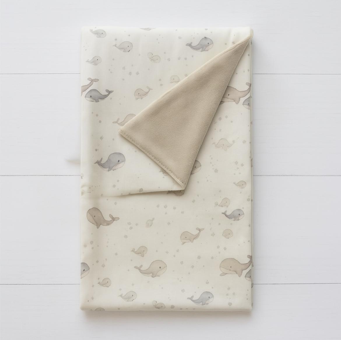 copertina in mussola di cotone con stampa digitale balene e interno in spugna di fibra di bambù