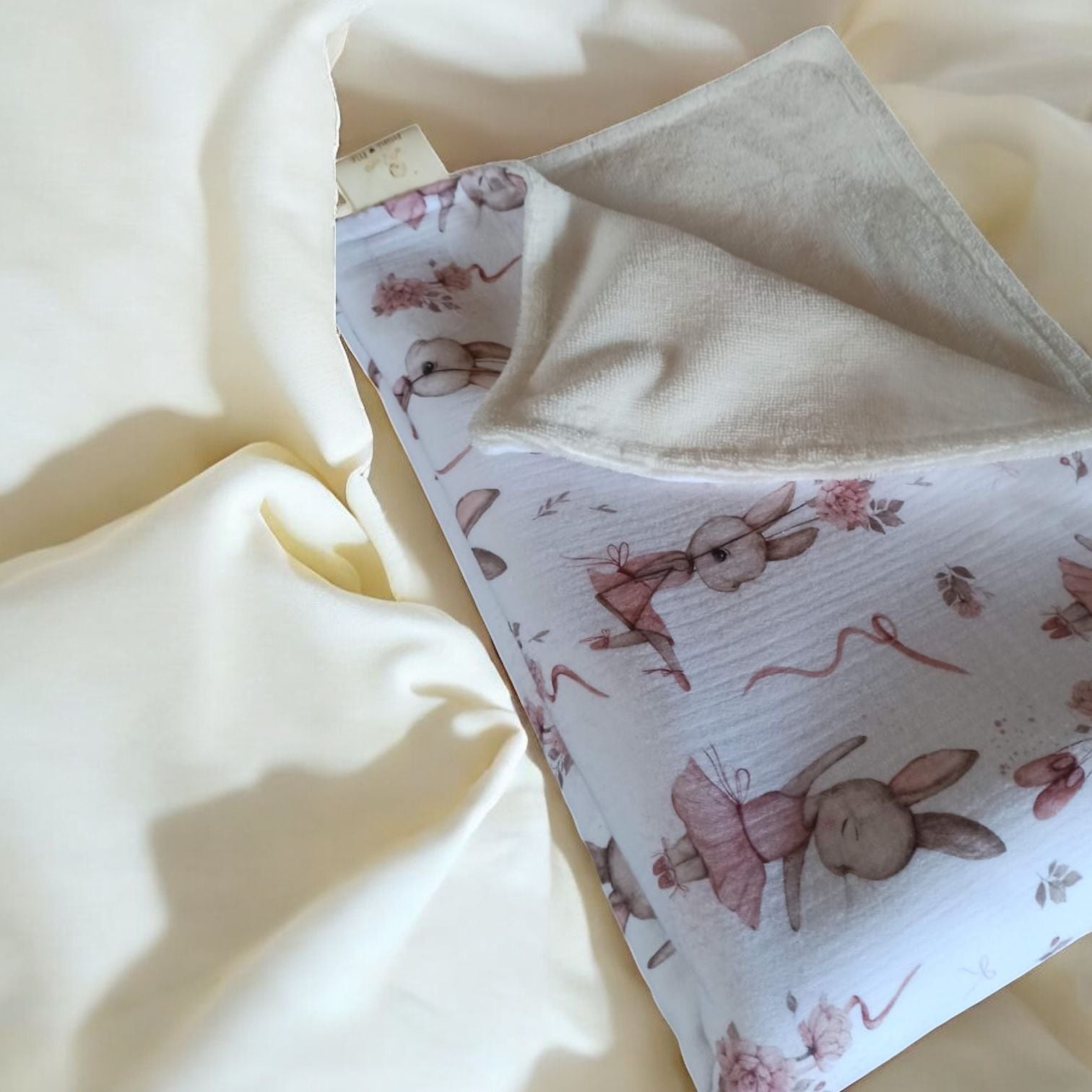 dettaglio copertina in mussola di cotone e spugna di bambù fantasia in stampa digitale conigliette ballerine