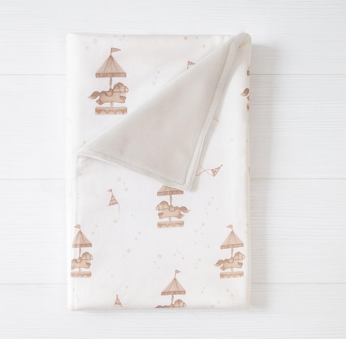 copertina in mussola di cotone con stampa digitale disegno giostrina dei cavalli e spugna di fibra di bambù