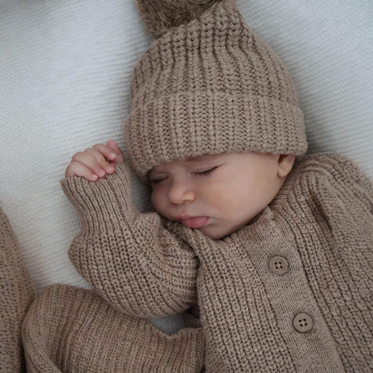 dettaglio del set biscotto nel quale si vede bene la trama del tessuto lavorato a maglia in caldo cotone
