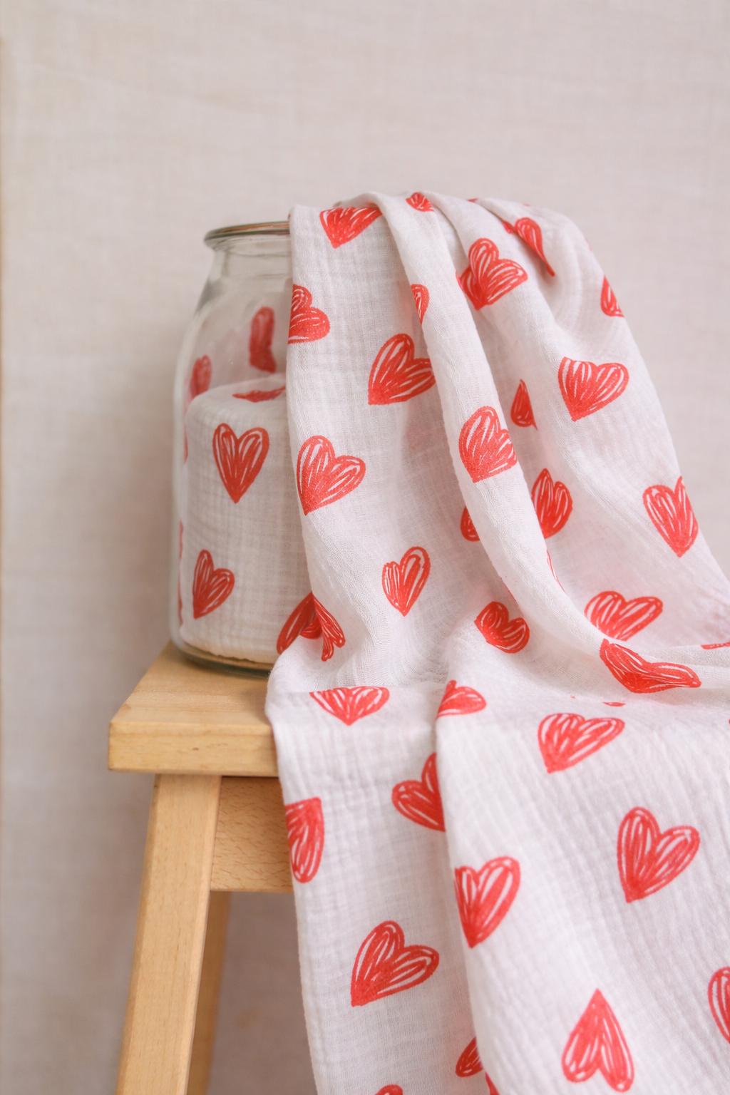 mussola 100% cotone bianca con stampa a cuori rossi