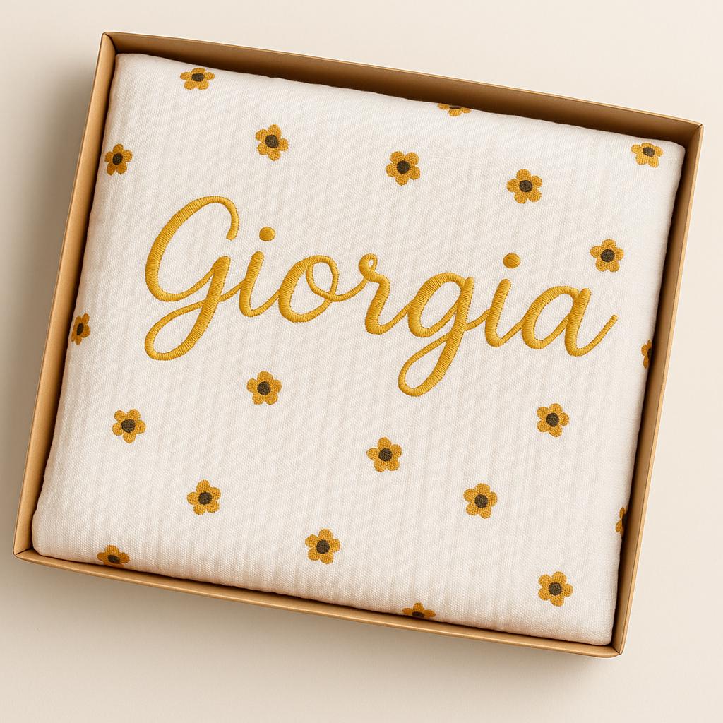 mussola bianca di cotone per neonati con fantasia a fiorellini e nome ricamato