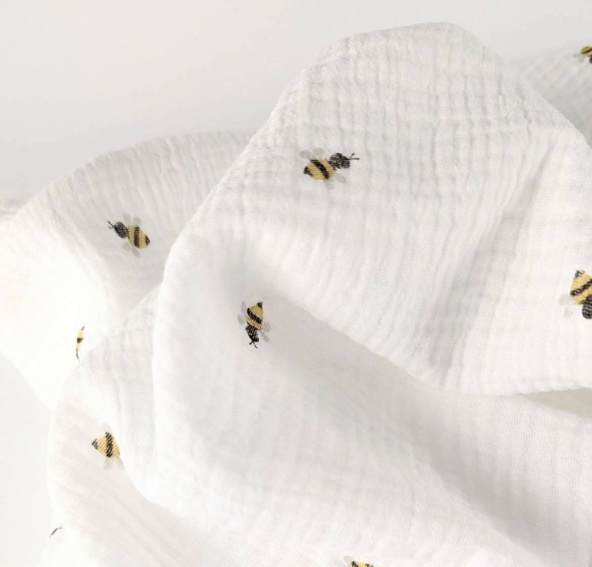 tessuto bianco con api riamate