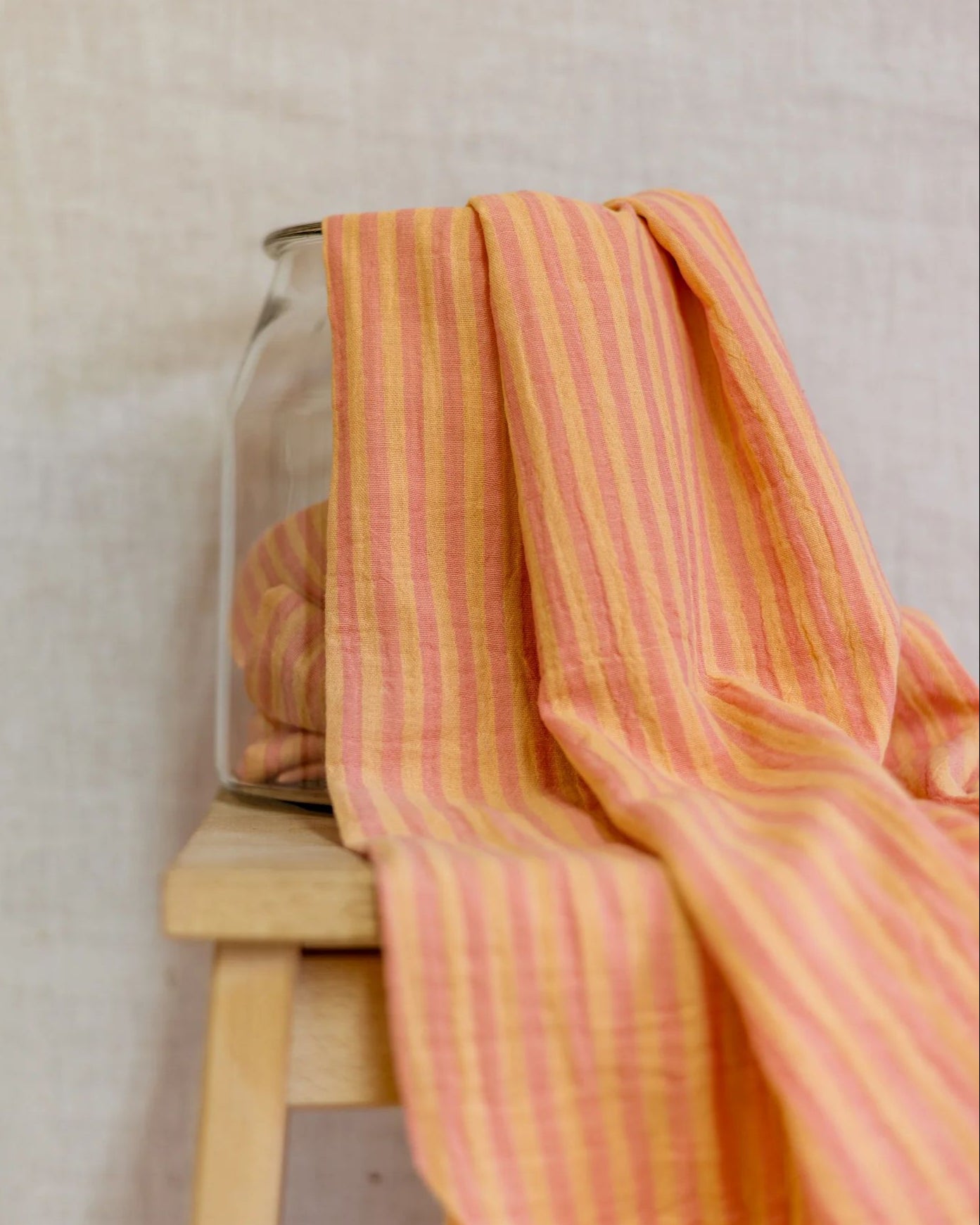 Tessuto in mussola di cotone a righe arancio per completino pantalone e bandana Ibiza