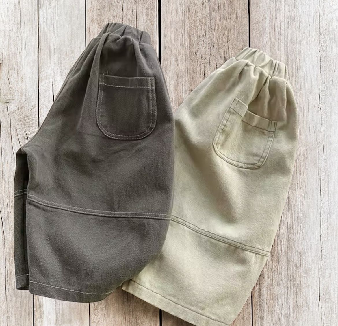 pantaloni per bambini modello cargo con gamba ampia e tasche