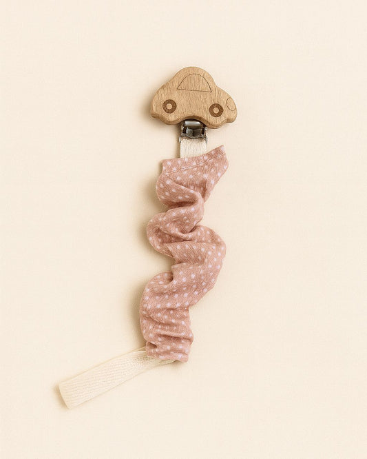 Porta ciuccio con clip in legno a forma di macchinina e catenella in tessuto beige a pois