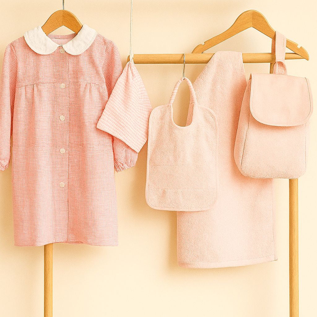 set per l'asilo completo rosa composto da grembiule, sacca, bavaglino, asciugmano e zaino