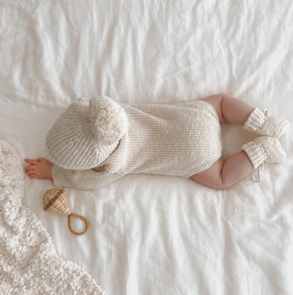 dettaglio del cappellino con pon pon del completino bianco "SET VANIGLIA"