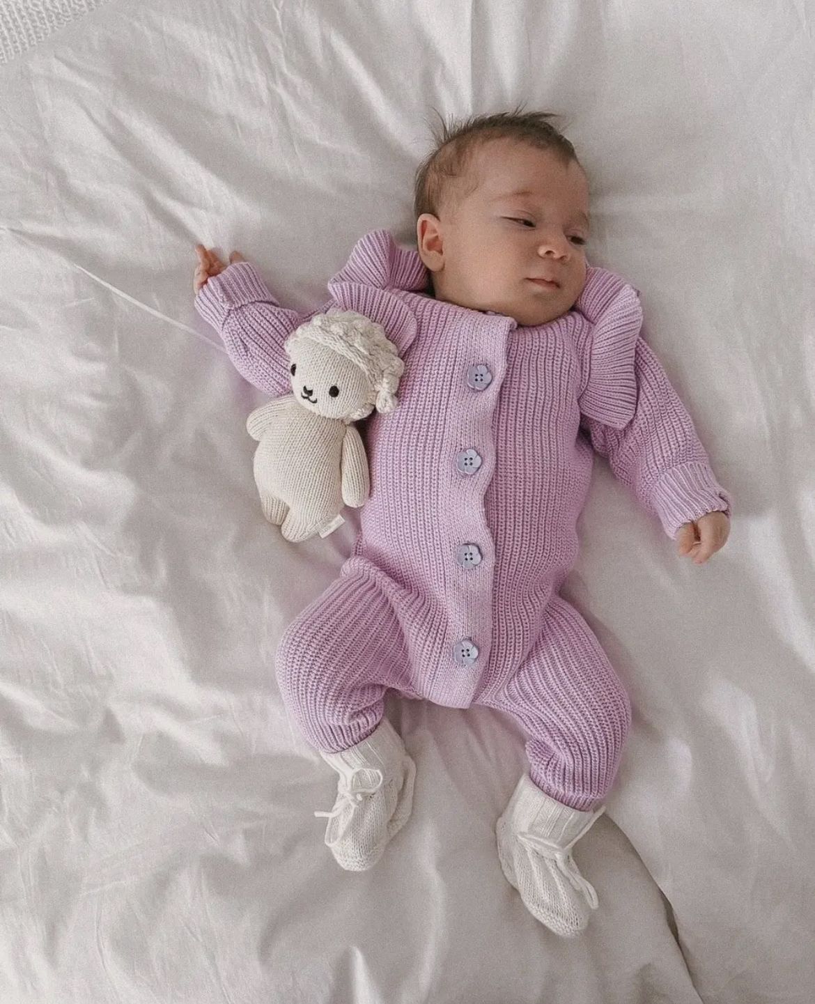 tutina lilla in maglia di cotone a coste per neonate