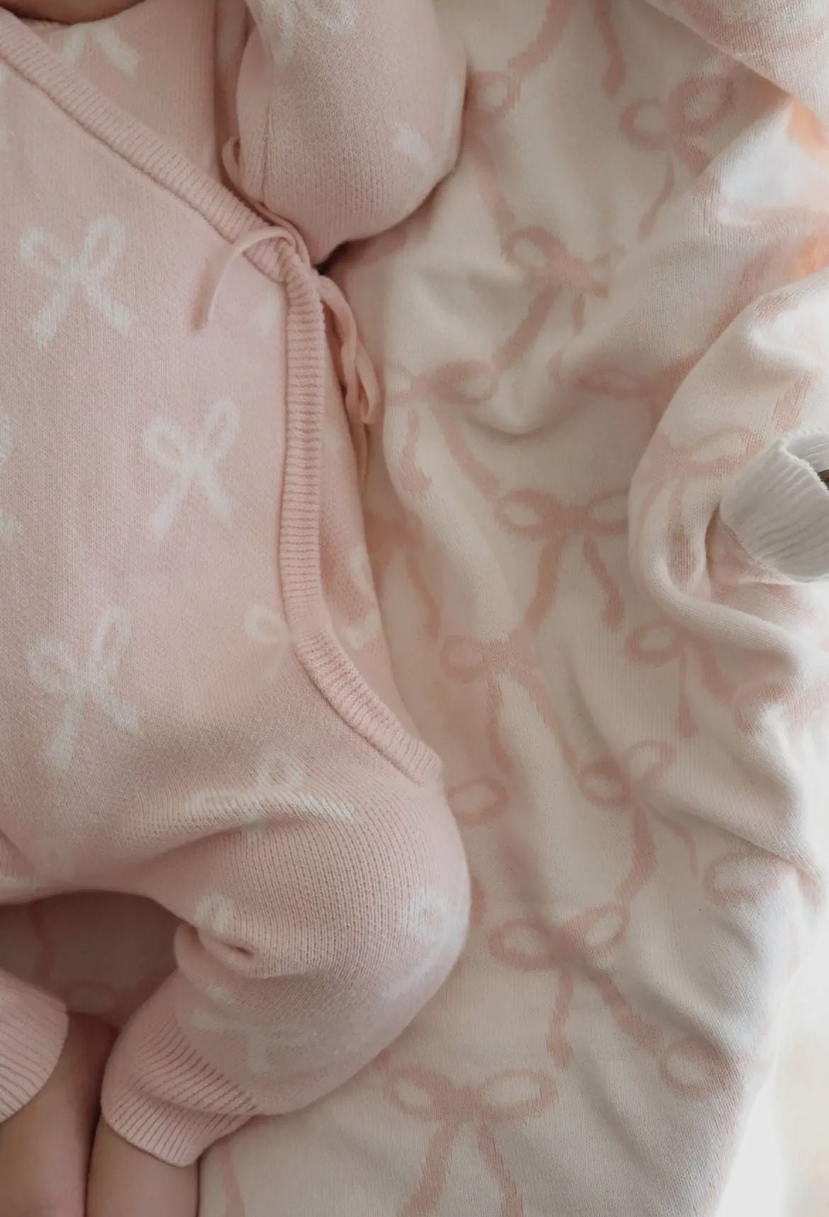 dettaglio della chiusura con nastrino laterale