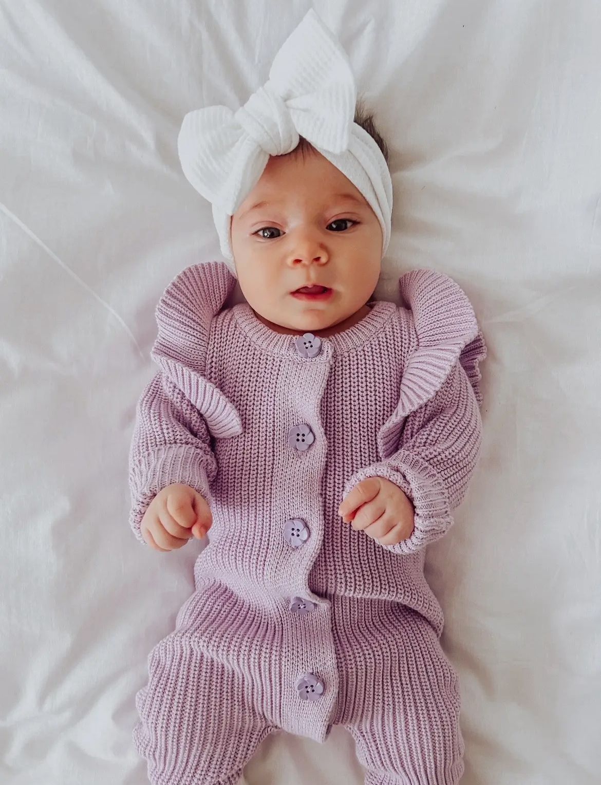 tutina con ruches sulle spalle e chiusura con bottone anteriore