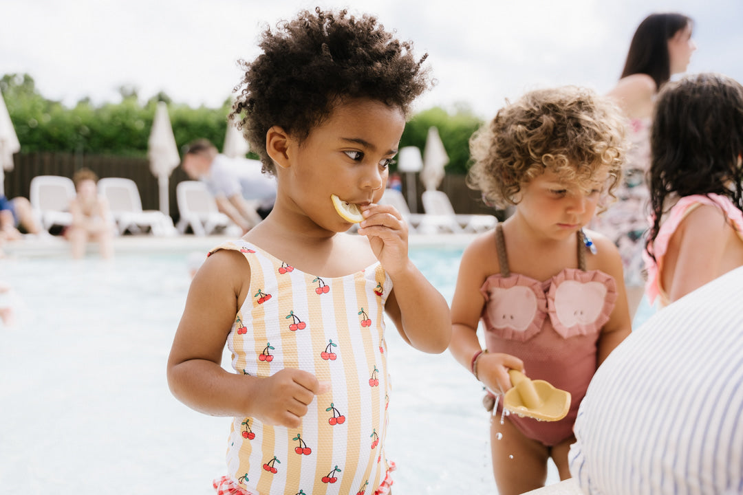 Capri soleil | Costume da bagno intero bimba a righe bianche/gialle con ciliege