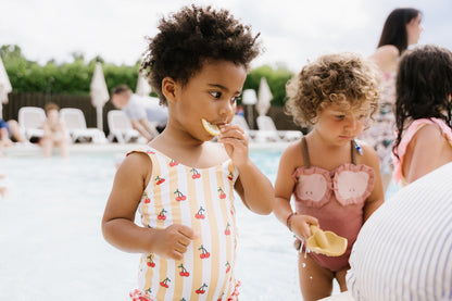 Capri soleil | Costume da bagno intero bimba a righe bianche/gialle con ciliege