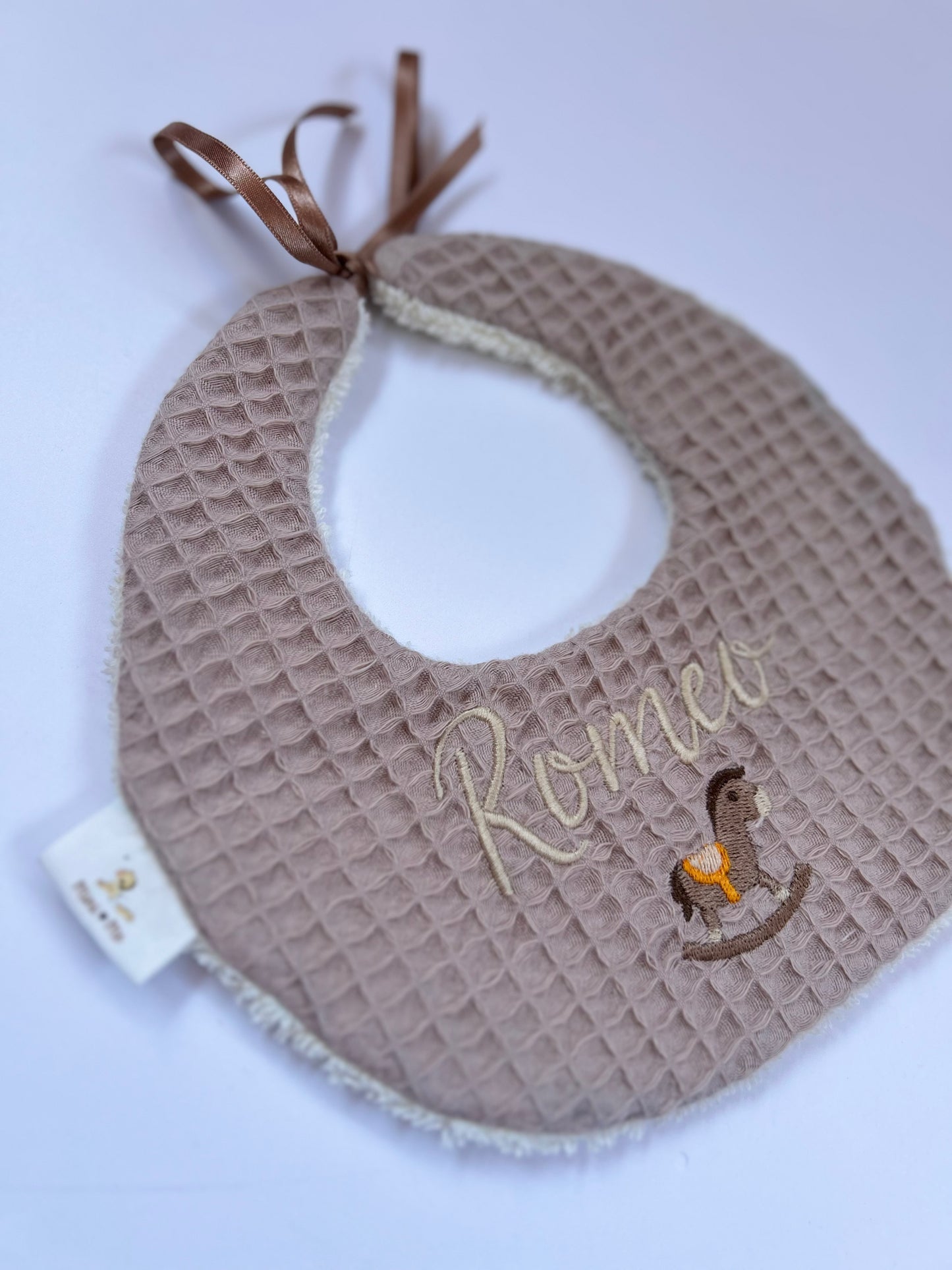 Bavaglino cucito a mano personalizzabile