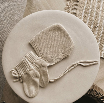 Cappellino e babbucce in lana Merino – morbidezza e calore per i primi mesi