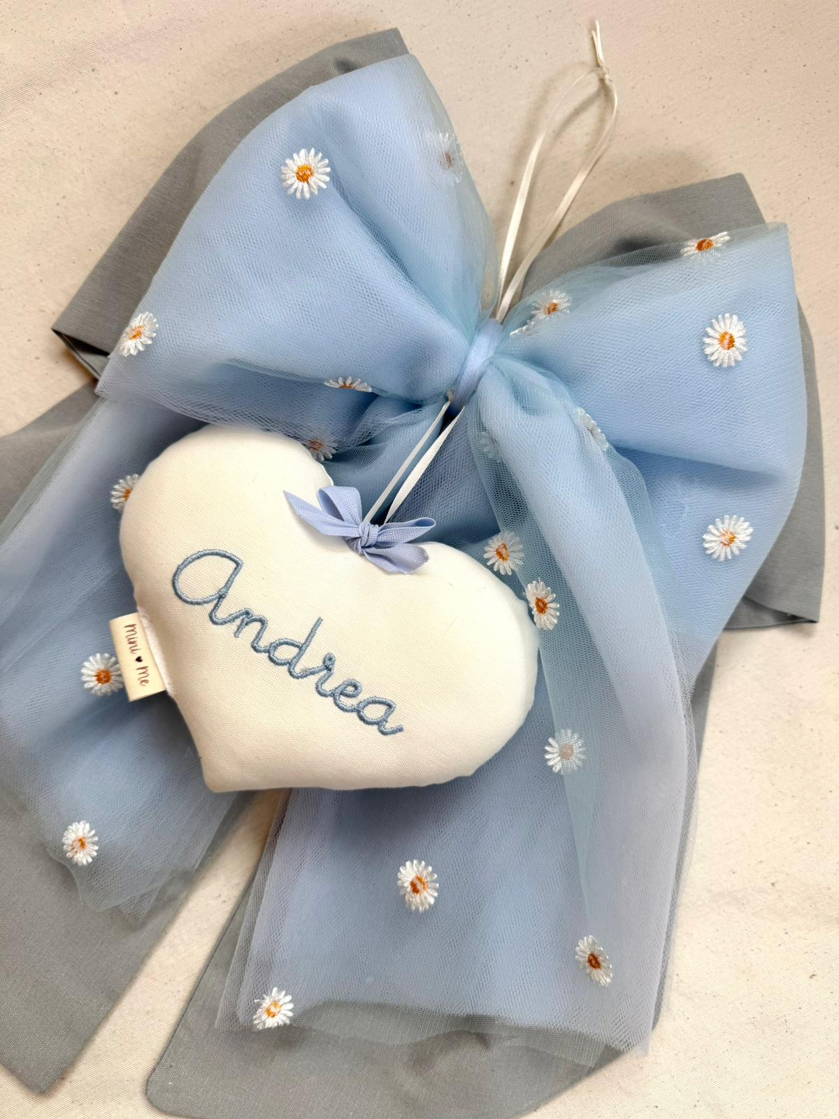 Fiocco nascita | fiocco doppio in tessuto con tulle ricamato azzurro
