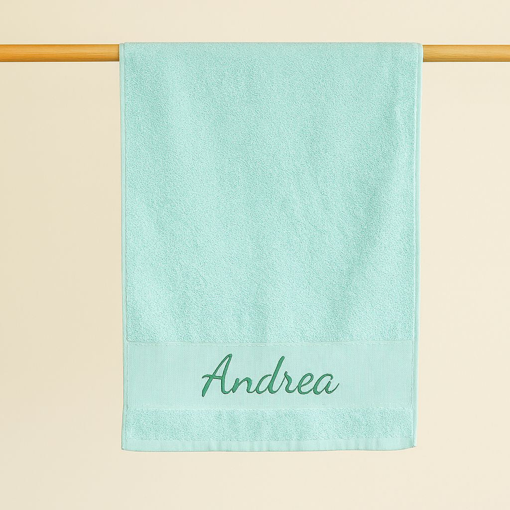 asciugamano verde per la scuola ricamato