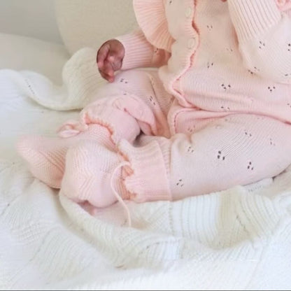 bimba che indossa il completino BONBON di Ricamo Mini Me in cotone organico rosa