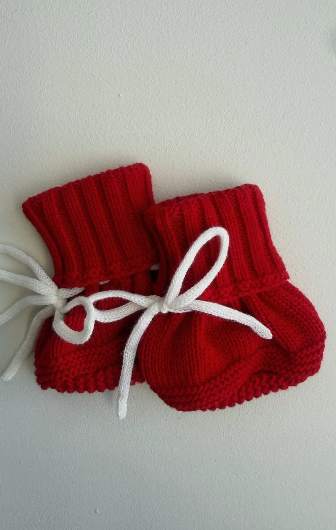 babbucce rosse da neonato con nastrino bianco