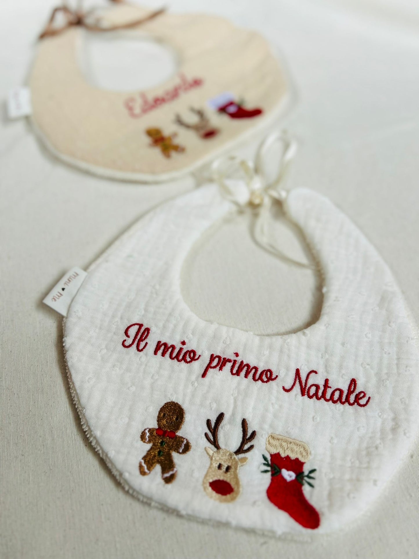 bavetta cucita a mano con decorazioni natalizie e scritta ricamata "Il mio primo Natale"