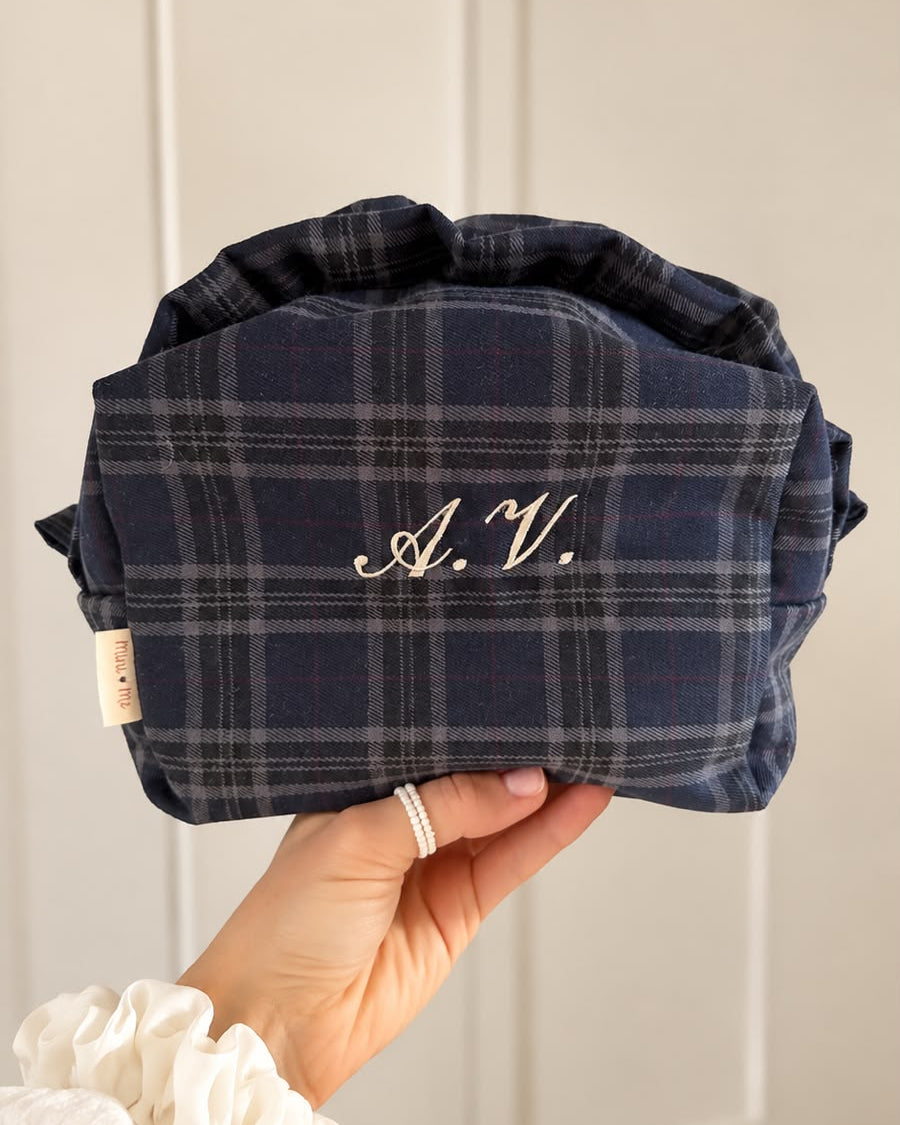 Beauty in tartan blu notte personalizzato con iniziali ricamate in corsivo