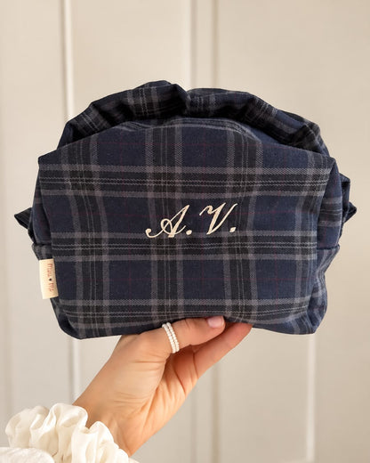 Beauty in tartan blu notte personalizzato con iniziali ricamate in corsivo