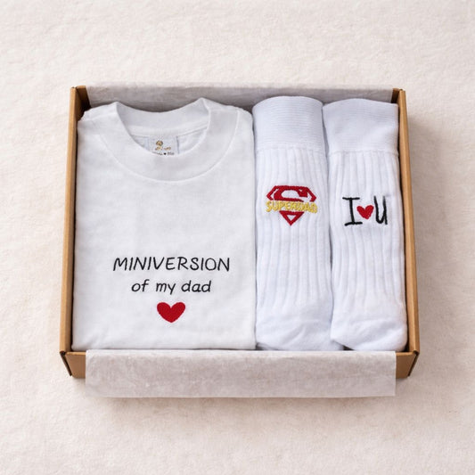 box per la festa del papà composta da un paio di calze in filo di scozia per il papà e una maglietta per il/la figlio/a. Ricamo personalizzabile
