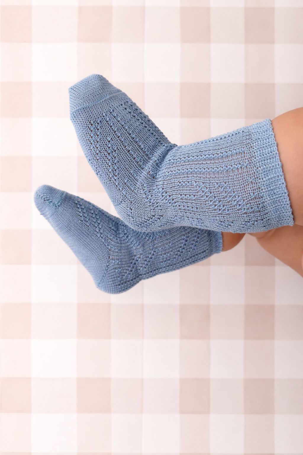 piedini con calzette azzurre