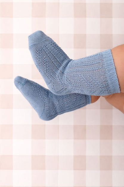 piedini con calzette azzurre