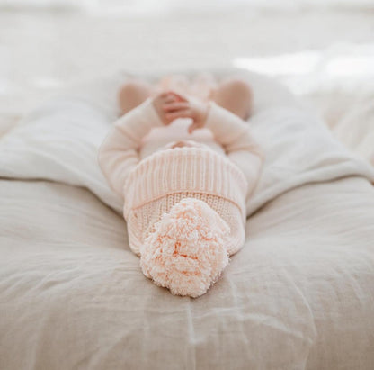 cappellino con pon pon coordinato per completare il look della tua neonata