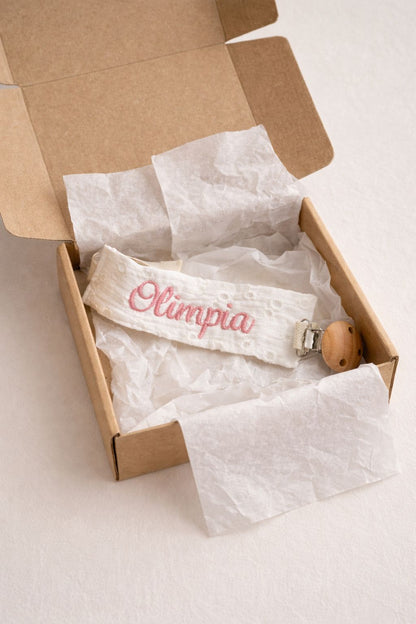 catenella per ciuccio in tessuto sangallo ricamata con nome