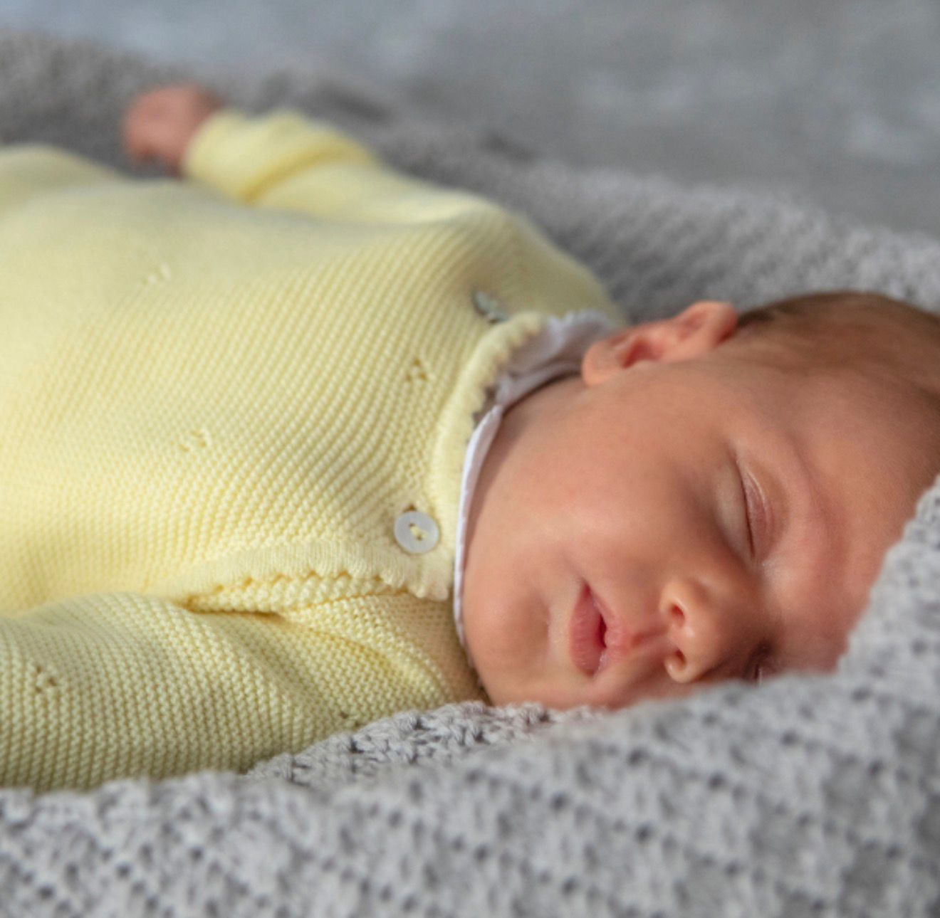 completino per neonati in maglia di cotone leggerissima color canarino