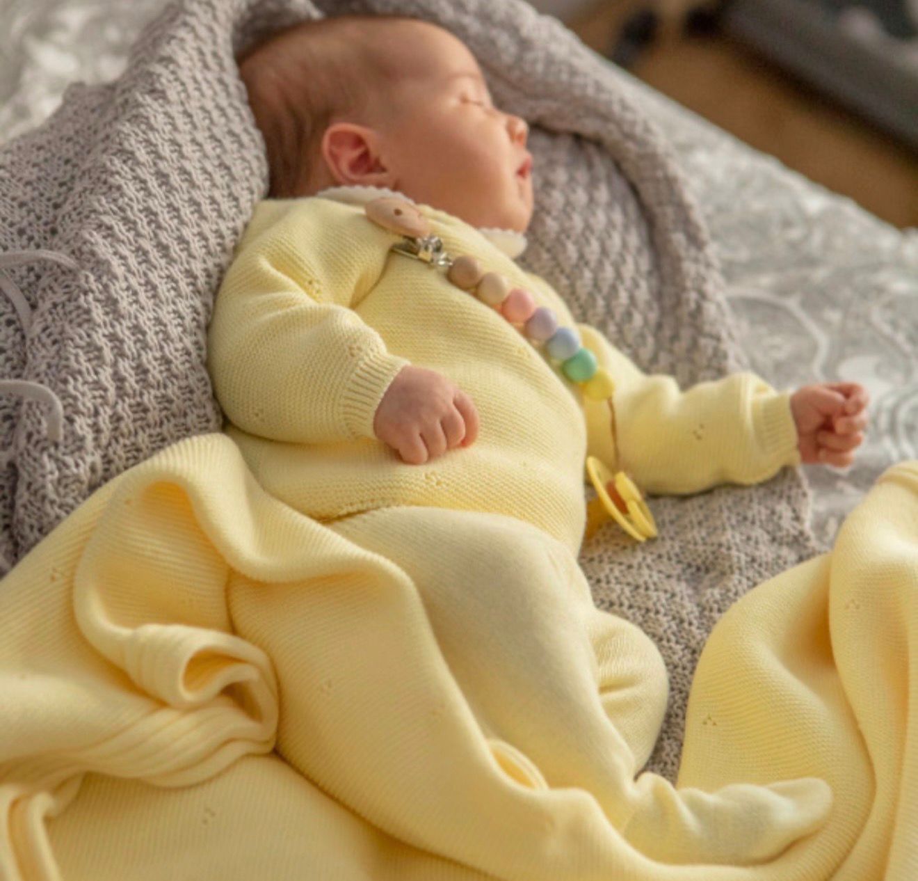 completino a maniche lunghe per neonati color canarino 4 tagioni