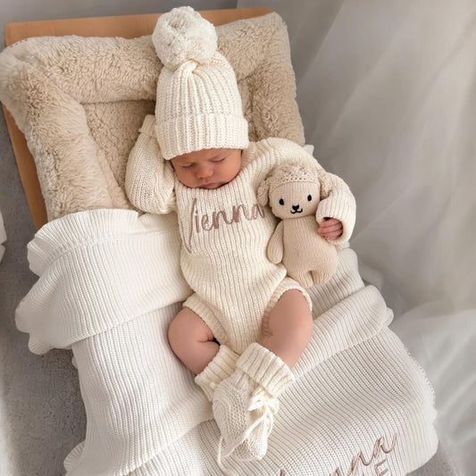 bimba con body, cappellino e babbucce del set vaniglia personalizzato con nome ricamato