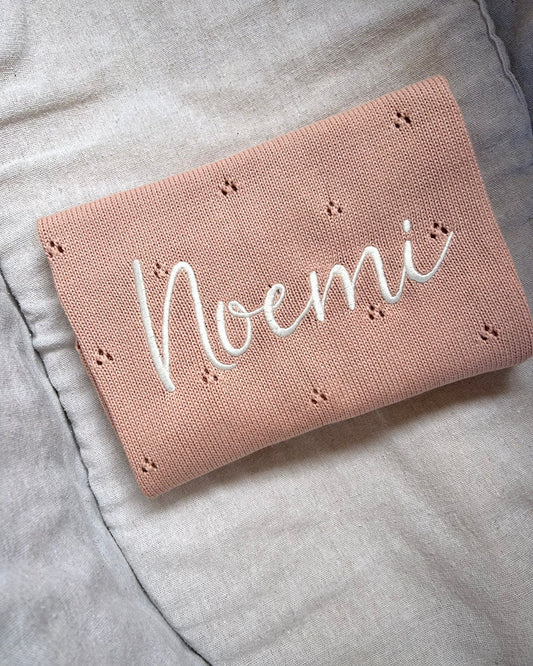 copertina cotone rosa per bebè con nome ricamato Noemi