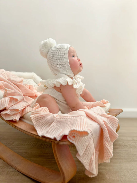 copertina rosa per neonate con lavorazione del bordo a volant
