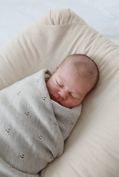 neonato avvolto nella copertina in lana merino tortora