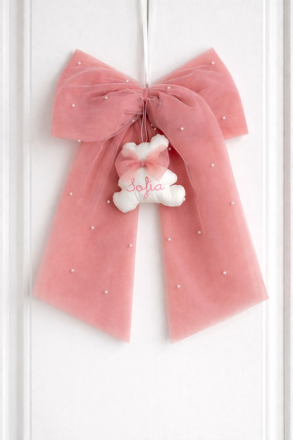 fiocco nascita singolo in tulle rosa con perline e pendente a orsetto con nome ricamato
